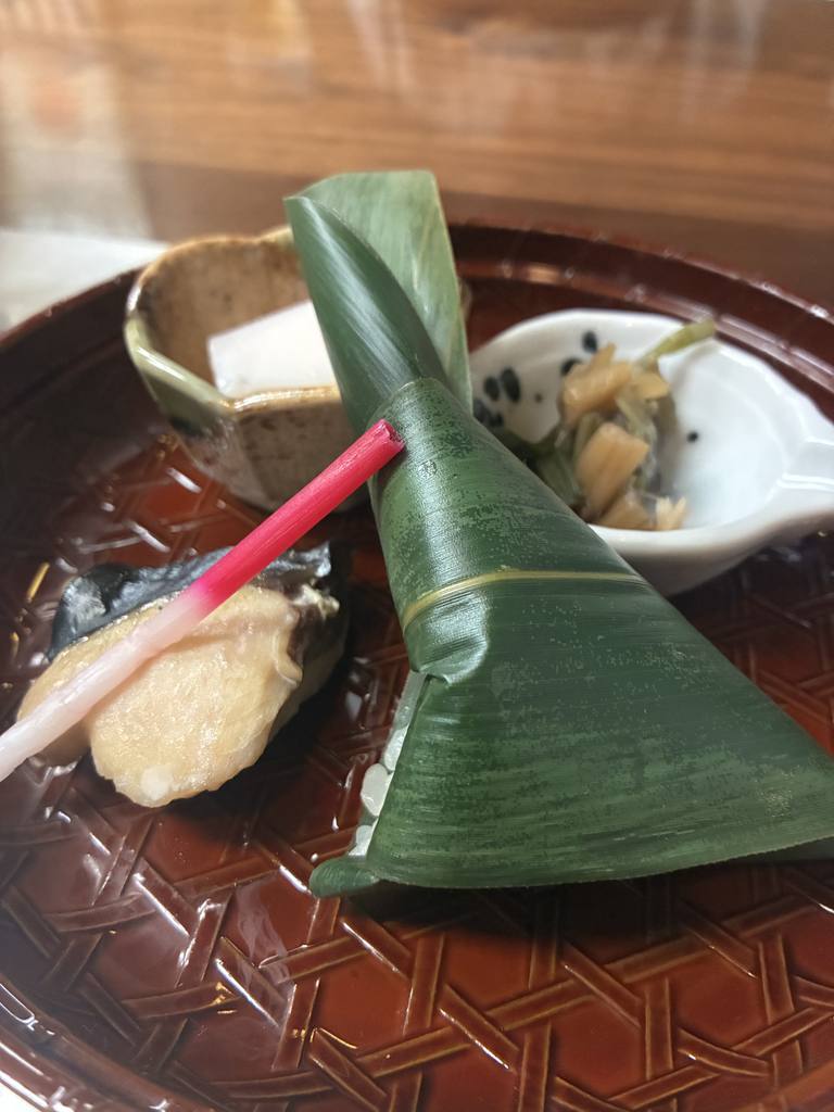Yakihassun grilled appetizer wrapped in bamboo leaves with scallop and side dishes on Night 2 at Yarimikan